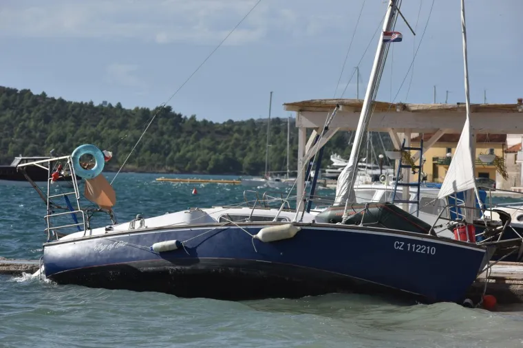 Pirovac - Na pirovackom podrucju orkansko jugo napravilo je velike stete osobito na jedrilicama i brodovima. Potpoljeno je nekoliko brodica a jedrilice su nasukane uz obalu