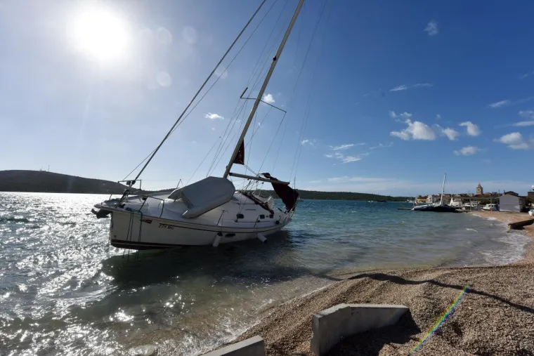 Pirovac - Na pirovackom podrucju orkansko jugo napravilo je velike stete osobito na jedrilicama i brodovima. Potpoljeno je nekoliko brodica a jedrilice su nasukane uz obalu