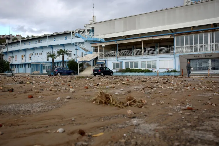 Rijeka: Jugo izbacilo naplavine ispred stadiona i pseće plaže na Kantridi 30.10.2018., Rijeka - Parkiraliste ispred stadiona i psece plaze na Kantridi puno je naplavina koje je sinocnje olujno jugo izbacilo na obalu