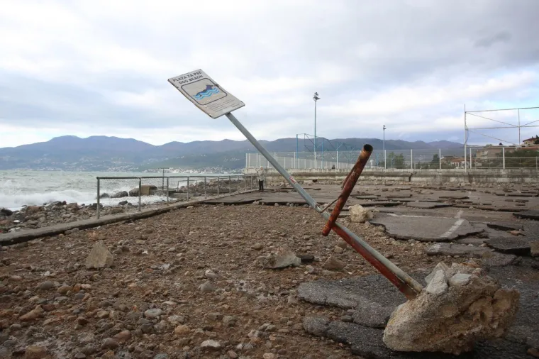Rijeka: Jugo izbacilo naplavine ispred stadiona i pseće plaže na Kantridi 30.10.2018., Rijeka - Parkiraliste ispred stadiona i psece plaze na Kantridi puno je naplavina koje je sinocnje olujno jugo izbacilo na obalu