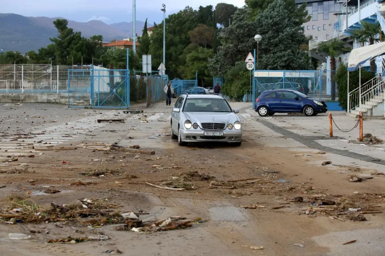 Rijeka: Jugo izbacilo naplavine ispred stadiona i pseće plaže na Kantridi 30.10.2018., Rijeka - Parkiraliste ispred stadiona i psece plaze na Kantridi puno je naplavina koje je sinocnje olujno jugo izbacilo na obalu