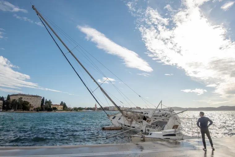Zadar - Jako nevrijeme nasukalo je jedrilicu i jedan manji brod u uvali kod Sfinge.