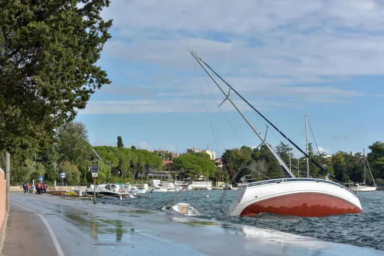 Zadar - Jako nevrijeme nasukalo je jedrilicu i jedan manji brod u uvali kod Sfinge.