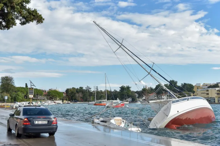 Zadar - Jako nevrijeme nasukalo je jedrilicu i jedan manji brod u uvali kod Sfinge.