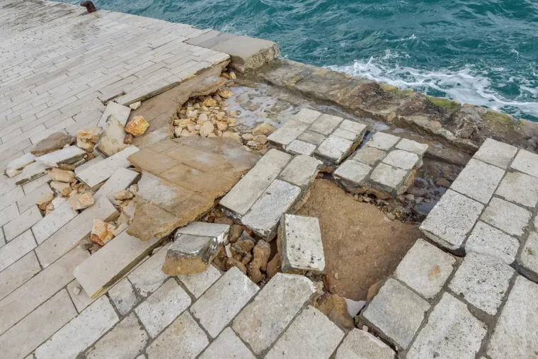 Zadar - Nakon sinocnjih orkanskih udara juga zbraja se steta na rivi.