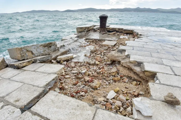 Zadar - Nakon sinocnjih orkanskih udara juga zbraja se steta na rivi.