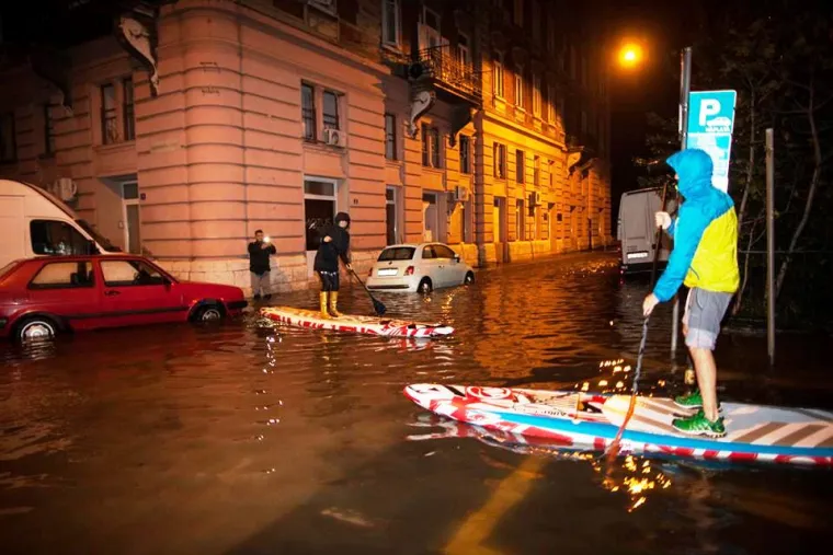 Nevrijeme ih nije zaustavilo: Riječani zaveslali na daskama usred potopljenog centra grada!