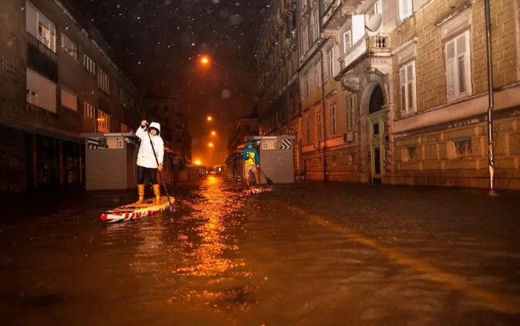 Nevrijeme ih nije zaustavilo: Riječani zaveslali na daskama usred potopljenog centra grada!
