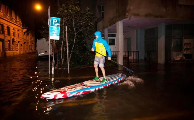 Nevrijeme ih nije zaustavilo: Riječani zaveslali na daskama usred potopljenog centra grada!