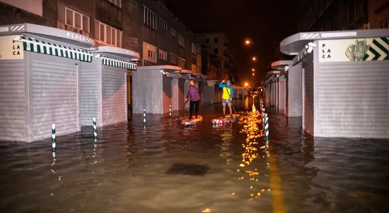 Nevrijeme ih nije zaustavilo: Riječani zaveslali na daskama usred potopljenog centra grada!