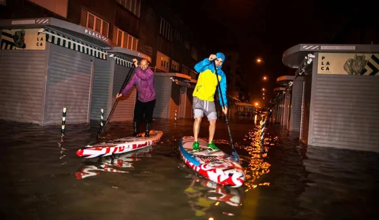 Nevrijeme ih nije zaustavilo: Riječani zaveslali na daskama usred potopljenog centra grada!