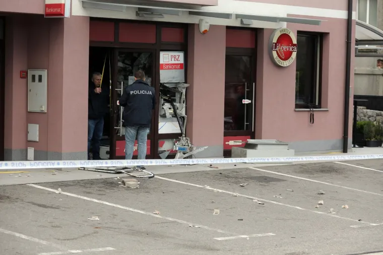 EKSPLOZIJA NA GROBNIKU: Usred noći digli u zrak bankomat i odnijeli pozamašan plijen