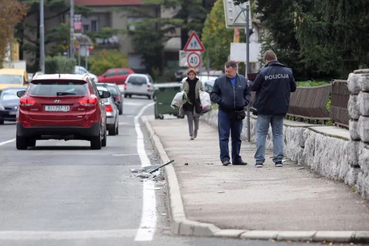 U ranim jutarnjim satima raznesen je bankomat u mjestu Čavle na Grobniku. Bankomat se nalazi u sklopu pekare. Nakon policijskog očevida djelatnica banke skupila je novčanice po parkiralištu. Photo: Goran Kovacic/PIXSELL