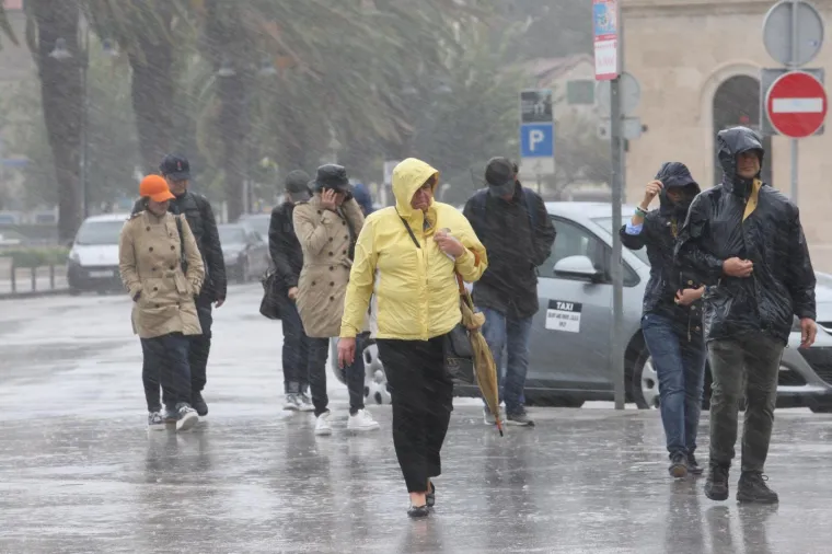 Pogledajte dramatične fotografije orkanskog nevrijemena koje se obru&scaron;ilo se na Hrvatsku