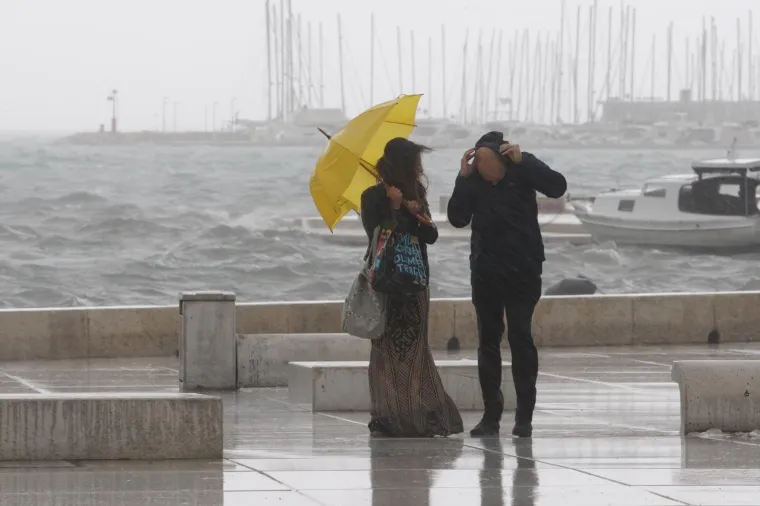 Pogledajte dramatične fotografije orkanskog nevrijemena koje se obru&scaron;ilo se na Hrvatsku