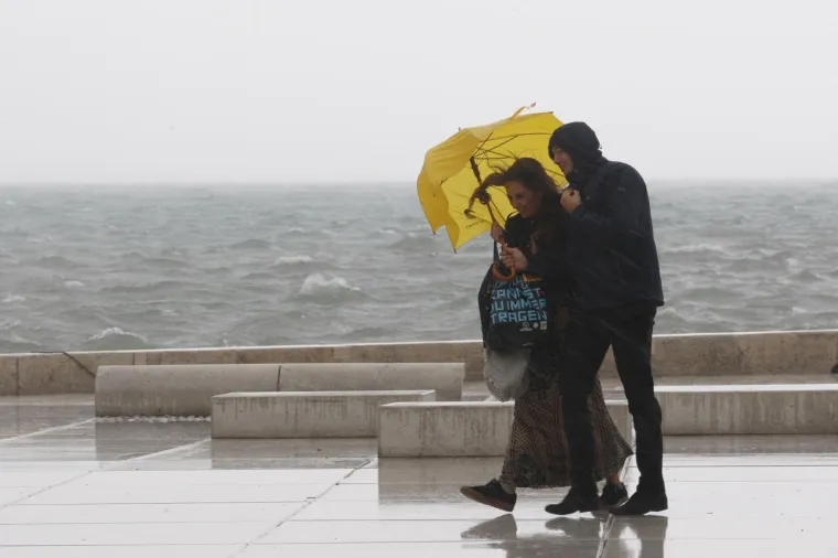 Pogledajte dramatične fotografije orkanskog nevrijemena koje se obru&scaron;ilo se na Hrvatsku