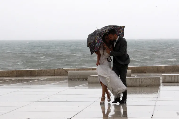 Pogledajte dramatične fotografije orkanskog nevrijemena koje se obru&scaron;ilo se na Hrvatsku