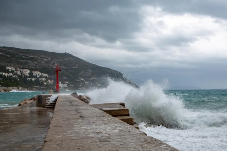 Pogledajte dramatične fotografije orkanskog nevrijemena koje se obru&scaron;ilo se na Hrvatsku