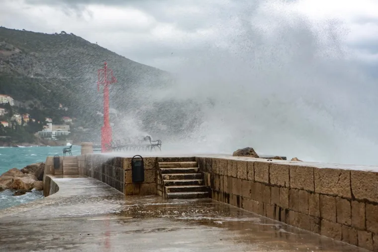 Pogledajte dramatične fotografije orkanskog nevrijemena koje se obru&scaron;ilo se na Hrvatsku