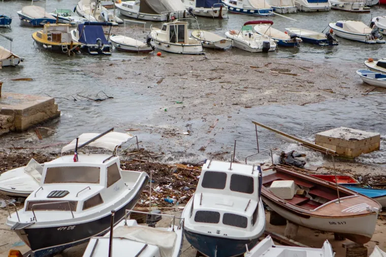 Pogledajte dramatične fotografije orkanskog nevrijemena koje se obru&scaron;ilo se na Hrvatsku