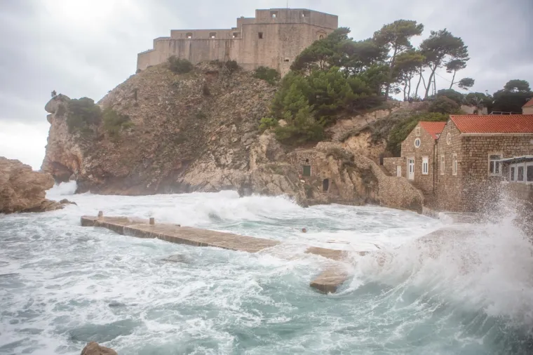 Pogledajte dramatične fotografije orkanskog nevrijemena koje se obru&scaron;ilo se na Hrvatsku
