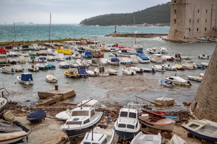 Pogledajte dramatične fotografije orkanskog nevrijemena koje se obru&scaron;ilo se na Hrvatsku