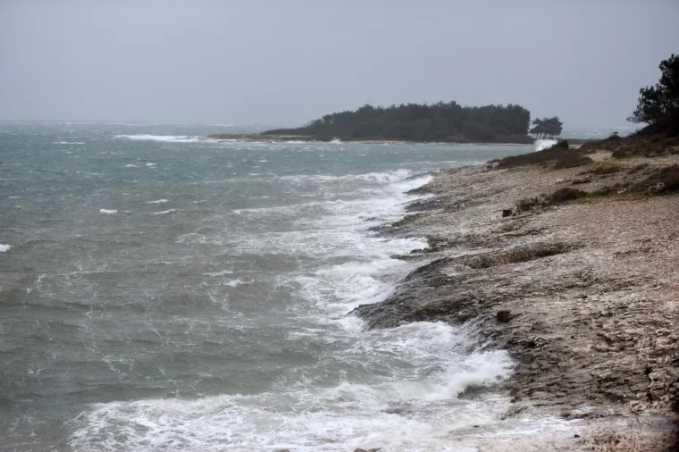 Pogledajte dramatične fotografije orkanskog nevrijemena koje se obru&scaron;ilo se na Hrvatsku