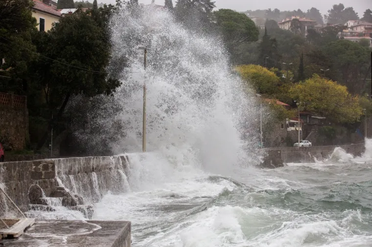 Pogledajte dramatične fotografije orkanskog nevrijemena koje se obru&scaron;ilo se na Hrvatsku