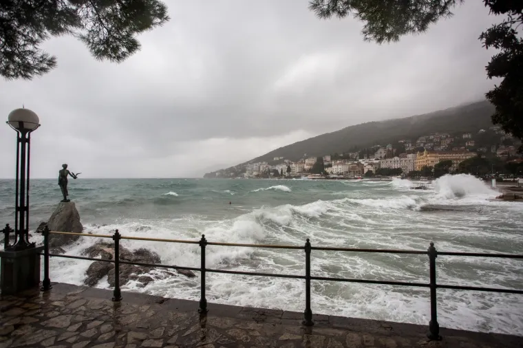 Pogledajte dramatične fotografije orkanskog nevrijemena koje se obru&scaron;ilo se na Hrvatsku