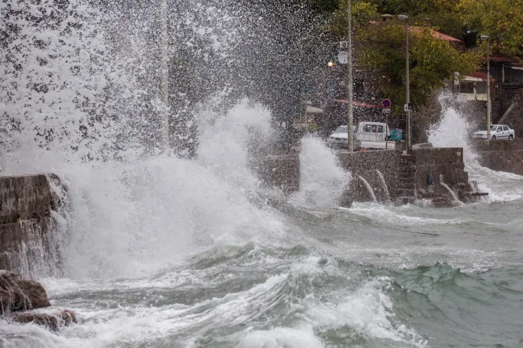 Pogledajte dramatične fotografije orkanskog nevrijemena koje se obru&scaron;ilo se na Hrvatsku
