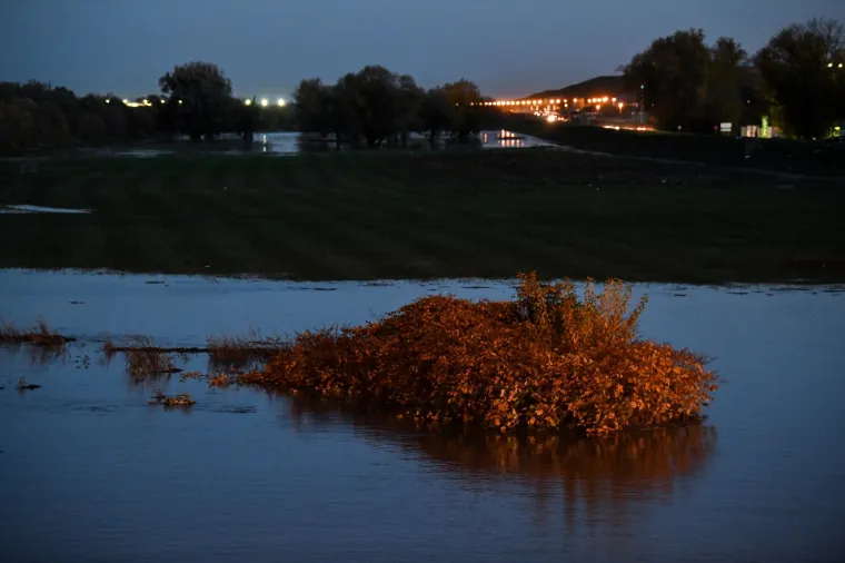 Zbog velikih količina oborina rijeka Sava se izlila iz korita.