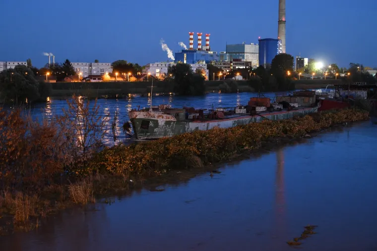Zbog velikih količina oborina rijeka Sava se izlila iz korita.