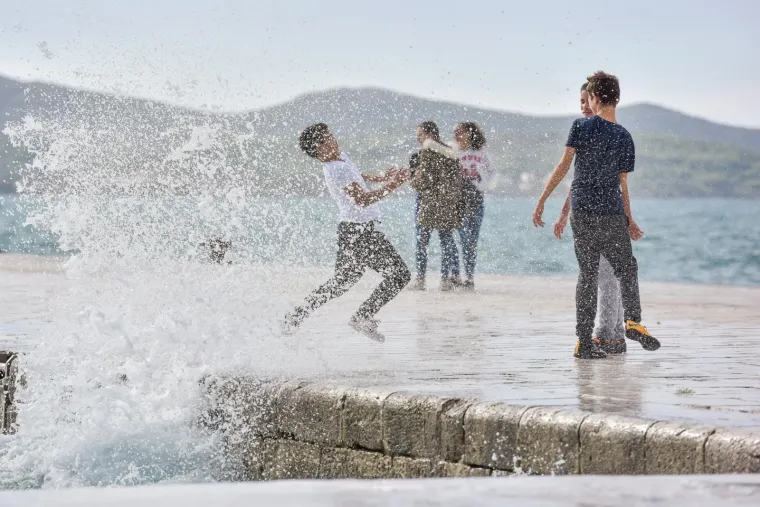 Inače prekrasna zadarska riva sinoć je razornim djelovanjem valova viskih i 4 metra te&scaron;ko o&scaron;tećena. Mul je gotovo u potpunosti potpuno uni&scaron;ten, a od prethodnih juga podlokana riva na mjestima je razrovana poput razbacanih kockica koje opet treba složiti na svoje mjesto. O&scaron;tećenja se vide i kod instalacije Morske orgulje a prve procjene govore da se radi o milijunskim &scaron;tetama.