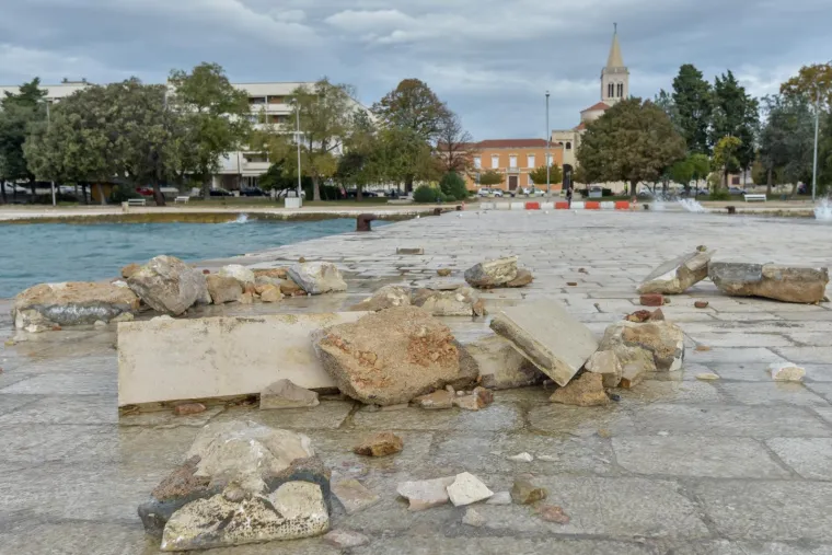 Inače prekrasna zadarska riva sinoć je razornim djelovanjem valova viskih i 4 metra te&scaron;ko o&scaron;tećena. Mul je gotovo u potpunosti potpuno uni&scaron;ten, a od prethodnih juga podlokana riva na mjestima je razrovana poput razbacanih kockica koje opet treba složiti na svoje mjesto. O&scaron;tećenja se vide i kod instalacije Morske orgulje a prve procjene govore da se radi o milijunskim &scaron;tetama.