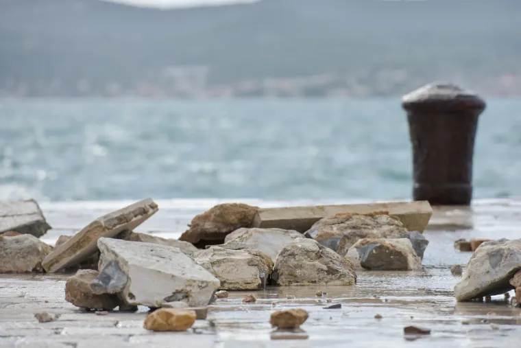 Inače prekrasna zadarska riva sinoć je razornim djelovanjem valova viskih i 4 metra te&scaron;ko o&scaron;tećena. Mul je gotovo u potpunosti potpuno uni&scaron;ten, a od prethodnih juga podlokana riva na mjestima je razrovana poput razbacanih kockica koje opet treba složiti na svoje mjesto. O&scaron;tećenja se vide i kod instalacije Morske orgulje a prve procjene govore da se radi o milijunskim &scaron;tetama.