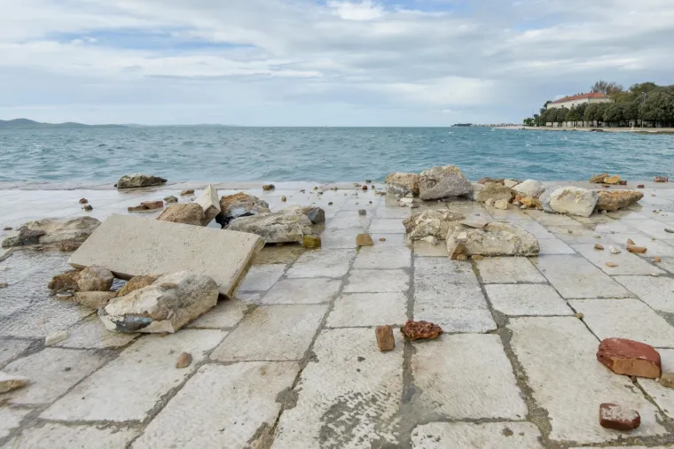 Inače prekrasna zadarska riva sinoć je razornim djelovanjem valova viskih i 4 metra te&scaron;ko o&scaron;tećena. Mul je gotovo u potpunosti potpuno uni&scaron;ten, a od prethodnih juga podlokana riva na mjestima je razrovana poput razbacanih kockica koje opet treba složiti na svoje mjesto. O&scaron;tećenja se vide i kod instalacije Morske orgulje a prve procjene govore da se radi o milijunskim &scaron;tetama.