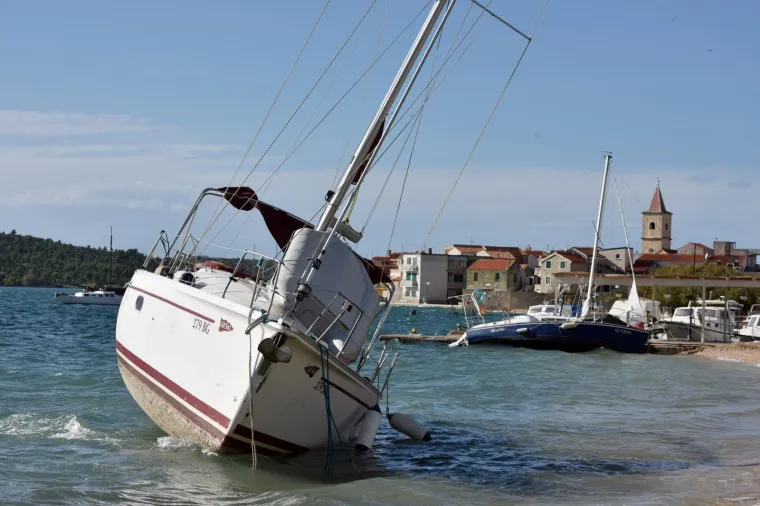 Mirnije jutro dočekali su i Pirovčani nakon orkanskog juga koje je od jučer poslijepodne puhalo na Jadranu pa osim pomaknutih pontona u luci i marini i potopljenih nekoliko brodova nije bilo opasnih posljedica.