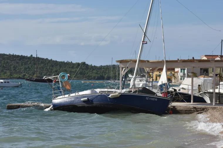 Mirnije jutro dočekali su i Pirovčani nakon orkanskog juga koje je od jučer poslijepodne puhalo na Jadranu pa osim pomaknutih pontona u luci i marini i potopljenih nekoliko brodova nije bilo opasnih posljedica.
