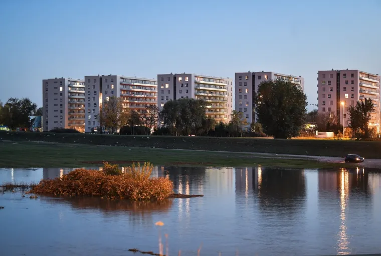 Izlila se Sava u Zagrebu: Do izlijevanja do&scaron;lo kod Mosta mladosti prema Zapruđu i Borovju