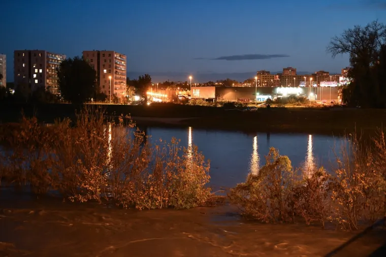 Izlila se Sava u Zagrebu: Do izlijevanja do&scaron;lo kod Mosta mladosti prema Zapruđu i Borovju