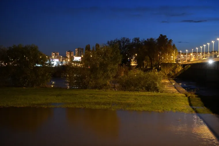 Izlila se Sava u Zagrebu: Do izlijevanja do&scaron;lo kod Mosta mladosti prema Zapruđu i Borovju