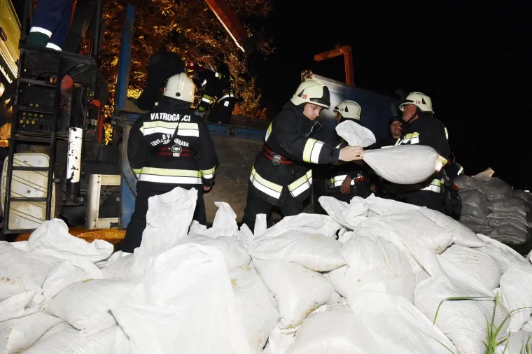 U Općini Cestica, koja se nalazi uz samu granicu s Republikom Slovenijom, došlo je do izlijevanja rijeke Drave a poplava prijeti mjestima Lovrečan Otok i Brezje u toj općini.