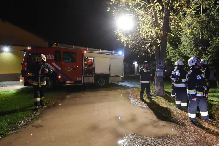 U Općini Cestica, koja se nalazi uz samu granicu s Republikom Slovenijom, došlo je do izlijevanja rijeke Drave a poplava prijeti mjestima Lovrečan Otok i Brezje u toj općini.