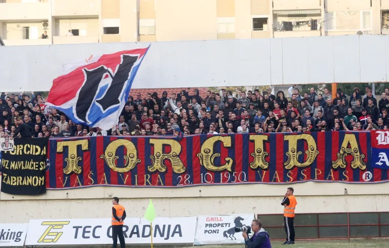 TORCIDA BAKLJADOM PROSLAVILA ROĐENDAN: Navijači Hajduka u 68. minuti prekinuli derbi