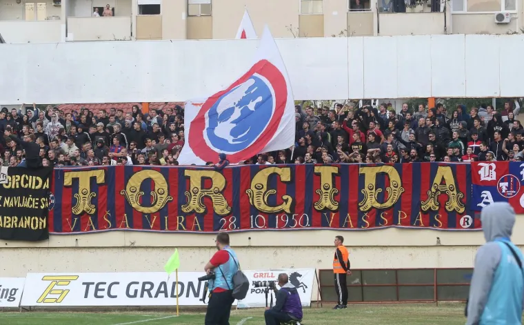 TORCIDA BAKLJADOM PROSLAVILA ROĐENDAN: Navijači Hajduka u 68. minuti prekinuli derbi