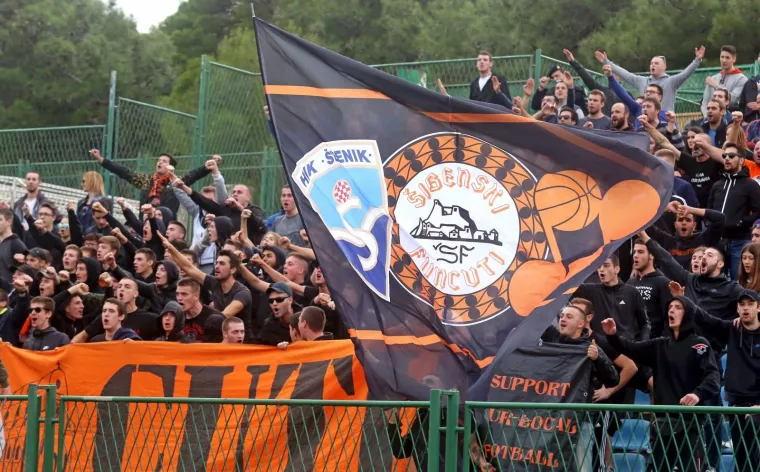 TORCIDA BAKLJADOM PROSLAVILA ROĐENDAN: Navijači Hajduka u 68. minuti prekinuli derbi