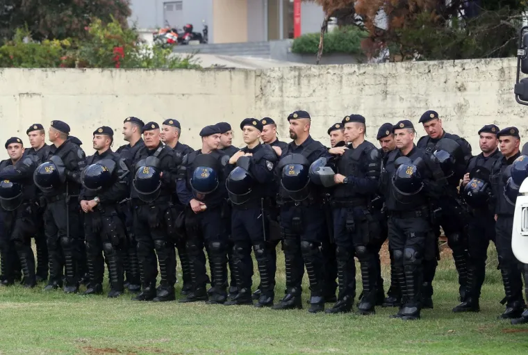 TORCIDA BAKLJADOM PROSLAVILA ROĐENDAN: Navijači Hajduka u 68. minuti prekinuli derbi