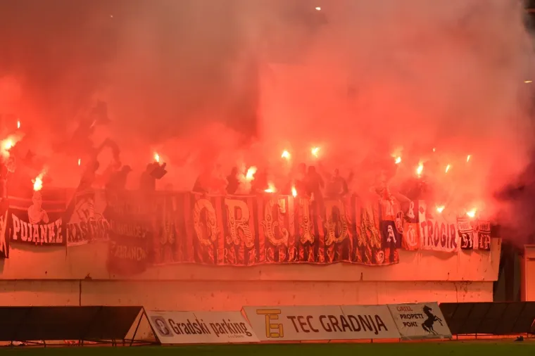 TORCIDA BAKLJADOM PROSLAVILA ROĐENDAN: Navijači Hajduka u 68. minuti prekinuli derbi