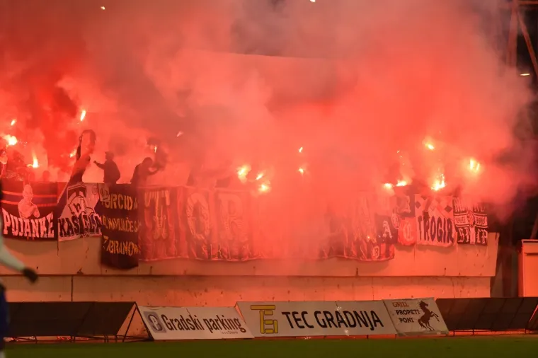 TORCIDA BAKLJADOM PROSLAVILA ROĐENDAN: Navijači Hajduka u 68. minuti prekinuli derbi