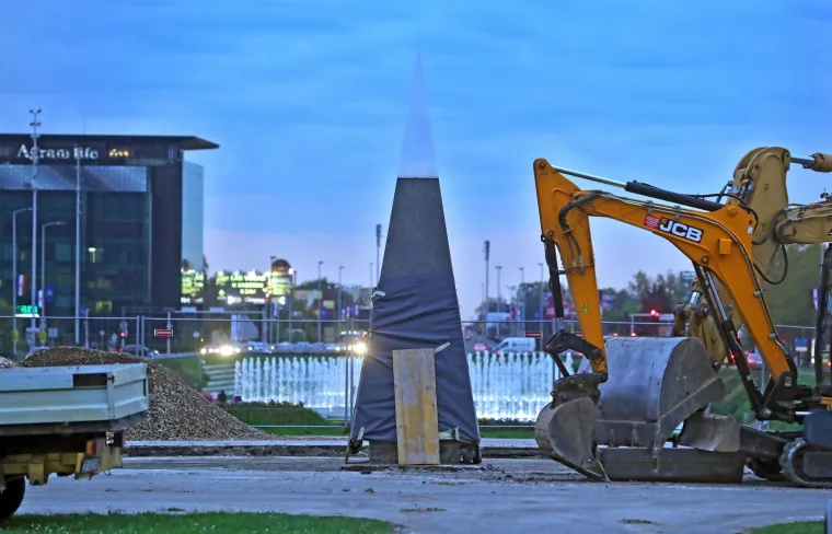 Jučer su počeli radovi na križanju Vukovarske i ulice Hrvatske bratske zajednice na mjestu gdje se postavlja bista dr. Franje Tuđmana. Bista prvog hrvatskog predsjednika ondje će zamijeniti granitnu piramidu autora Branka Silađina pod imenom 'Granit koji pamti'. Spomenik je postavljen 16. studenoga 1994. u Zagrebu povodom 900. obljetnice osnutka Zagrebačke nadbiskupije i Grada Zagreba, a otkrio ga je tada&scaron;nji gradonačelnik Branko Mik&scaron;a.